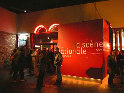 bungalow personnalisé en rouge par SOMOLOC FTF pour la Scène Nationale du Théâtre de Cavaillon bungalow rouge réalisé sur mesure par Somoloc FTF pour la Scène Nationale de Cavaillon