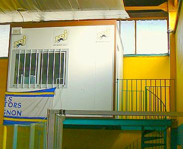cabine DJ dans bungalow modulaire SOMOLOC FTF pour la sonorisation de la patinoire d'Avignon cabine de sonorisation dans bungalow sur mesure Somoloc FTF pour la patinoire d'Avignon